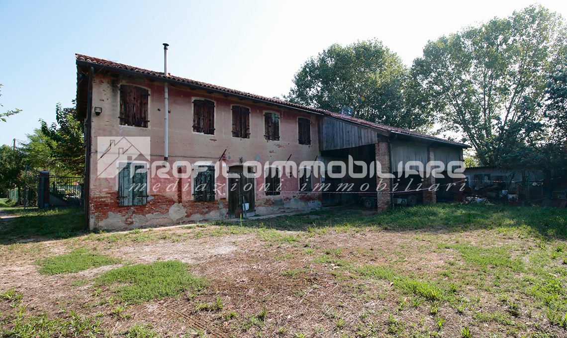 Vendiamo Proprietà Immobiliare con Abitazione e Rustico nella Prima Periferia di Favaro Veneto Venezia