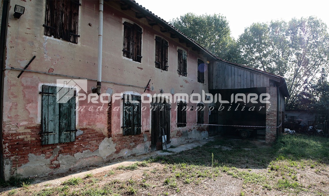 Vendiamo Proprietà Immobiliare con Abitazione e Rustico nella Prima Periferia di Favaro Veneto Venezia