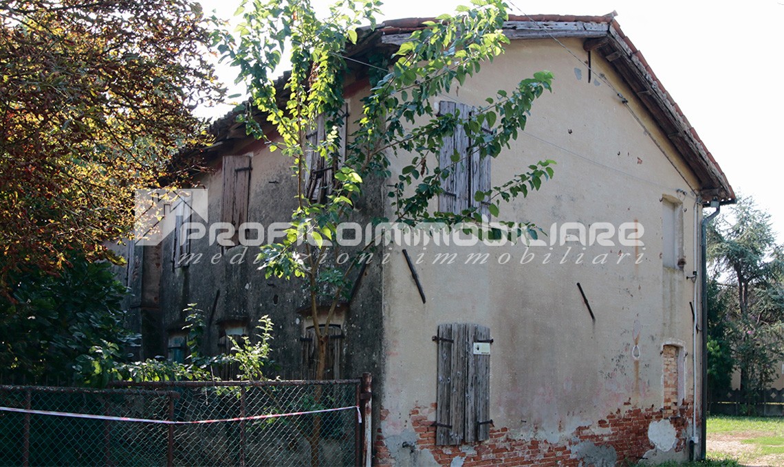 Vendiamo Proprietà Immobiliare con Abitazione e Rustico nella Prima Periferia di Favaro Veneto Venezia